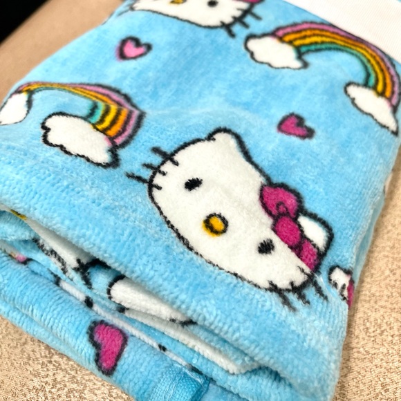 NWT Set of 2 HELLO KITTY Hand Towels - Picture 2 of 6